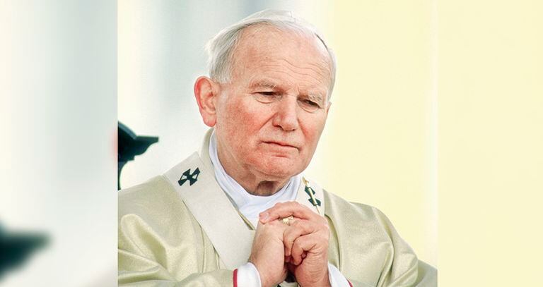   Juan Pablo II Recibió cuatro tiros cuando entraba a la Plaza de San Pedro en el papamóvil. Se ha dicho que lo quería matar la KGB.  