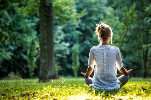 mujer meditando, meditación