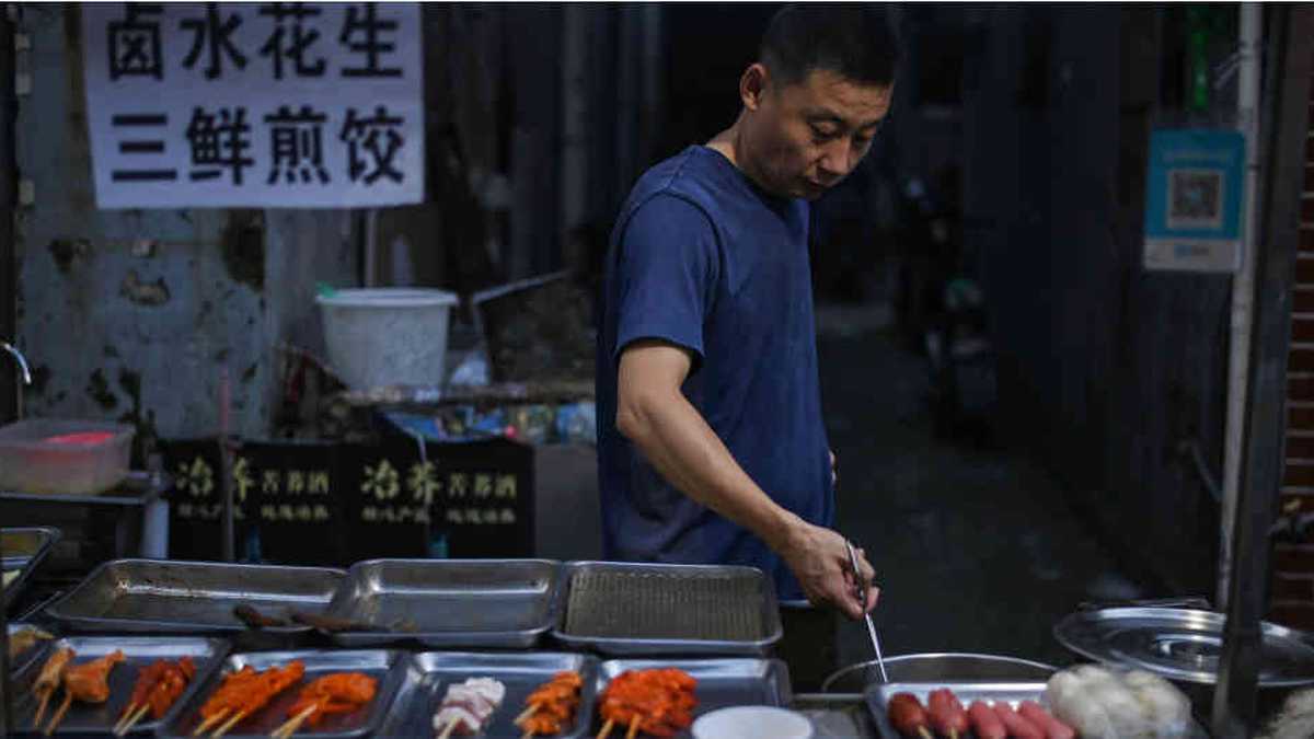 Un hombre vendiendo comida en una calle de Wuhan en la provincia central de Hubei en China.