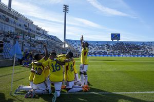Los jugadores colombianos celebran después de que Yaser Asprilla anotó su segundo gol contra Eslovaquia durante un partido de octavos de final de la Copa Mundial Sub-20 de la FIFA en el estadio Bicentenario de San Juan, Argentina, el miércoles 31 de mayo de 2023.