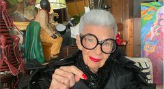 Muere Iris Apfel, a los 102 años