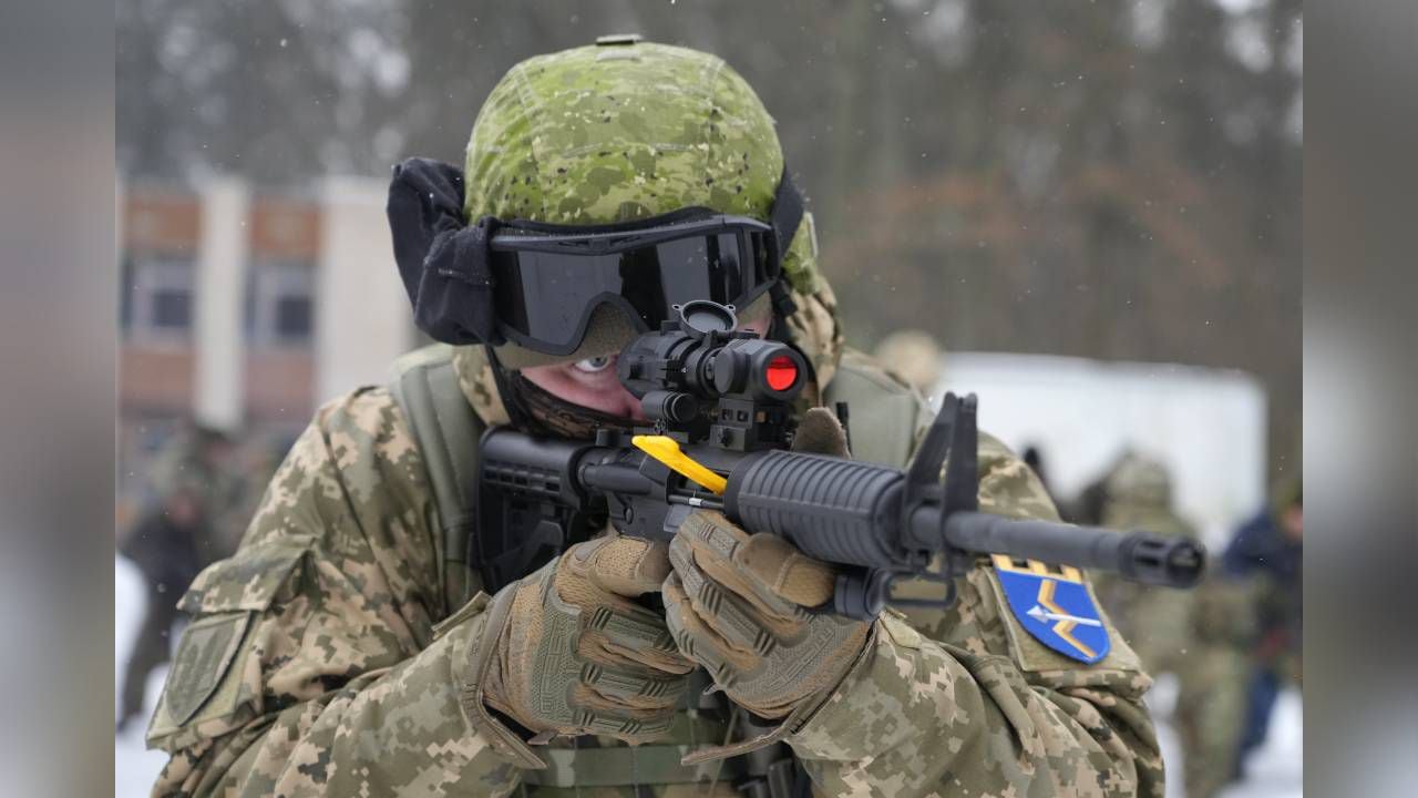 Un miembro de las Fuerzas de Defensa Territorial de Ucrania, que son unidades voluntarias de las Fuerzas Armadas, entrena cerca de Kiev, Ucrania. Foto: Efrem Lukatsky / AP.