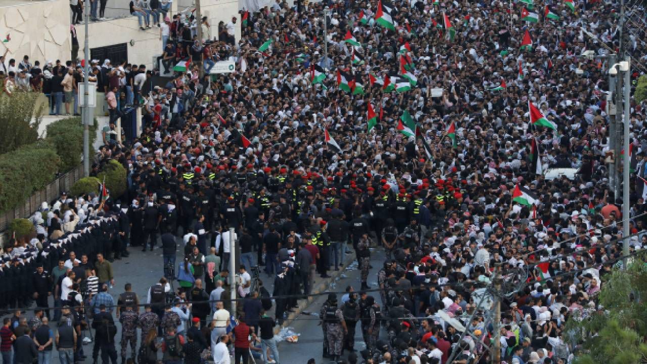 Protesta pro-palestina en Jordania tras la explosión en un hospital de Gaza.