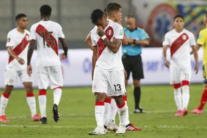Renato Tapia y los demás jugadores de Perú abandonan la cancha tras caer por 3-0 ante Colombia en un encuentro de la eliminatoria mundialista, disputado el jueves 3 de junio de 2021, en Lima (Paolo Aguilar/Pool via AP)