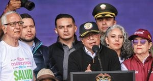  Durante la marcha, el presidente Gustavo Petro dio un discurso desde la plaza de Bolívar, en Bogotá. Estuvo rodeado de varios de sus ministros.
