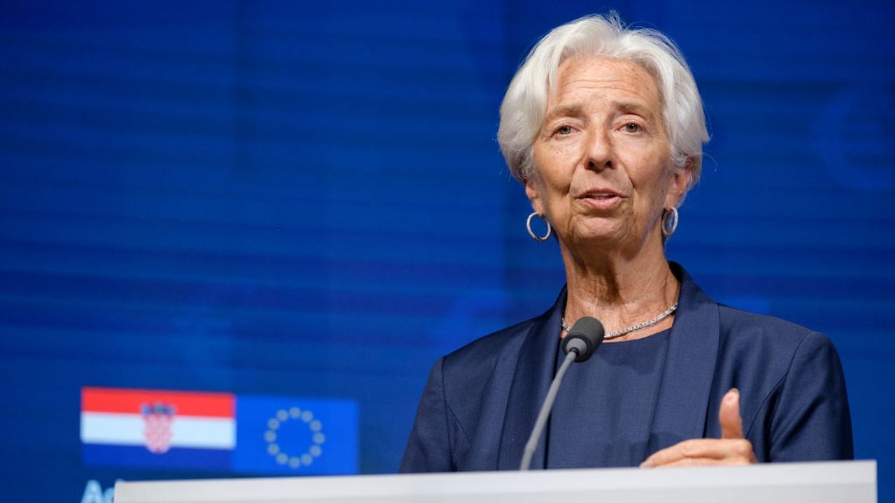 La presidenta del Banco Central Europeo (BCE), Christine Lagarde, pronuncia un discurso durante una ceremonia en el edificio Europa, la sede del Consejo de la UE el 12 de julio de 2022 en Bruselas, Bélgica (Foto de Thierry Monasse/Getty Images)