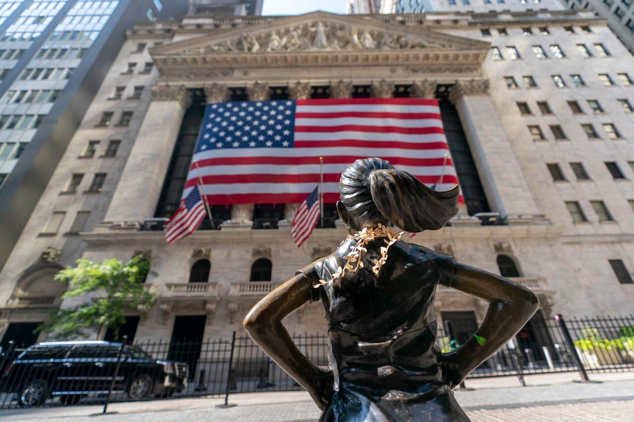 La escultura de bronce "Fearless Girl" (Niña sin miedo) frente a la Bolsa de Valores de Nueva York, el lunes 21 de septiembre de 2020. (Foto AP/Mary Altaffer)