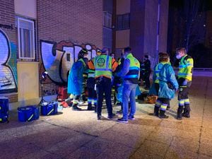 Dos hombres cayeron de un quinto piso luego de robar una propiedad en Madrid, España.