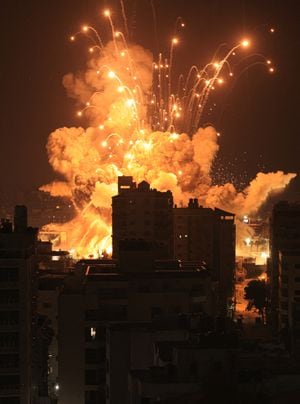 Un misil explota en la ciudad de Gaza durante un ataque aéreo israelí el 8 de octubre de 2023. (Foto de MAHMUD HAMS / AFP)