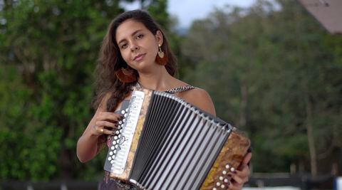Diana Burco, la artista santandereana que llevó los ritmos tradicionales del vallenato a los Grammy Latinos 2021