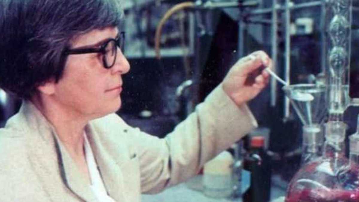 Stephanie Kwolek fue una química estadounidense de origen polaco que en 1965 descubrió una rama increíble de polímeros cristalinos líquidos.