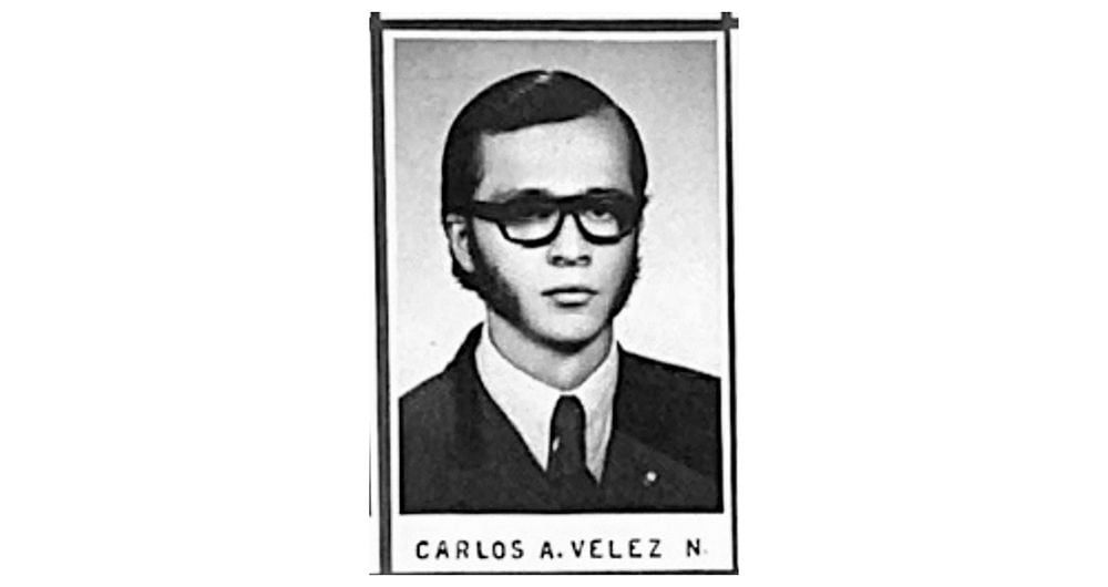 En 1971, en Manizales, en su grado de bachiller del Colegio de Cristo, de los hermanos maristas.