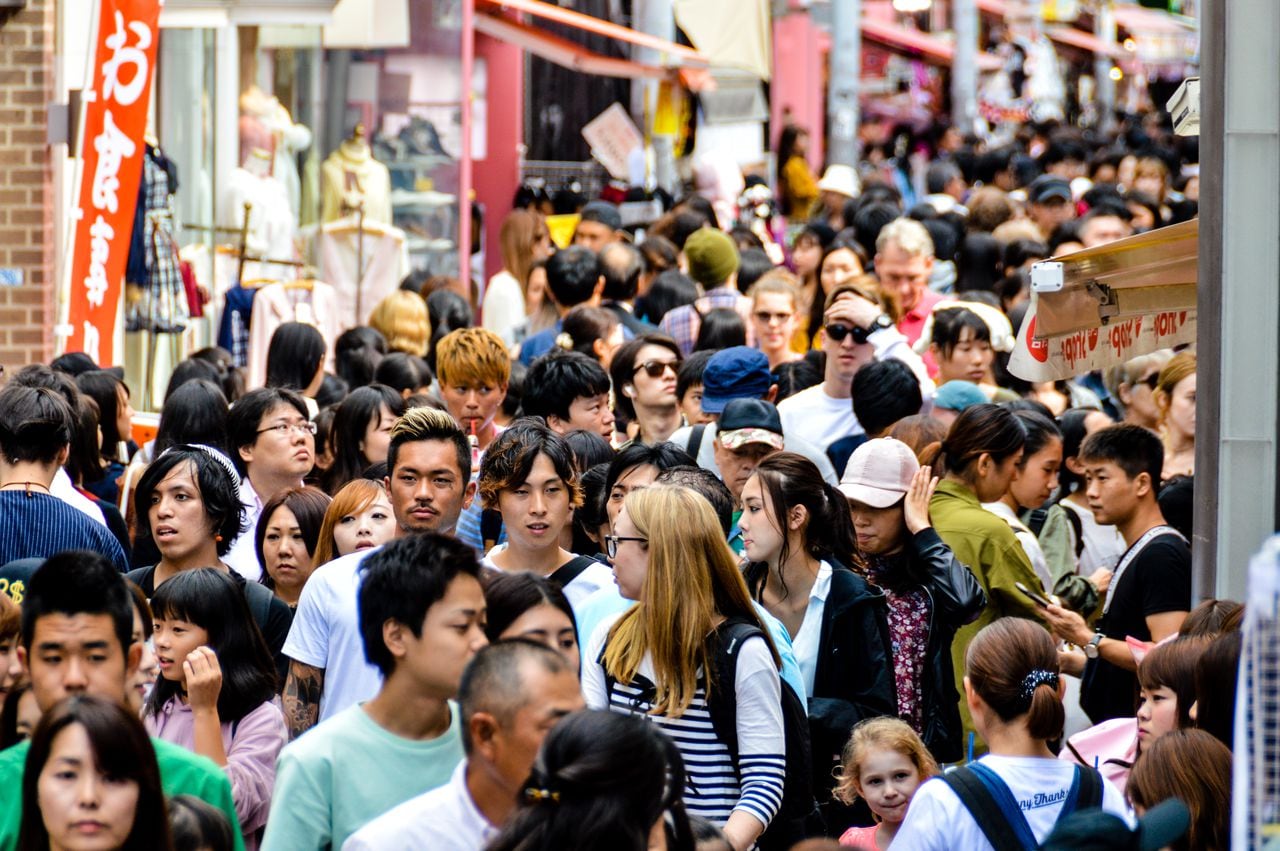 Multitudes en el distrito de moda adolescente de Harajuku - Tokio, Japón