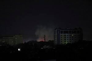 Una columna de humo se eleva el domingo 15 de agosto de 2021 junto a la embajada de Estados Unidos en Kabul, Afganistán. (AP Foto/Rahmat Gul)