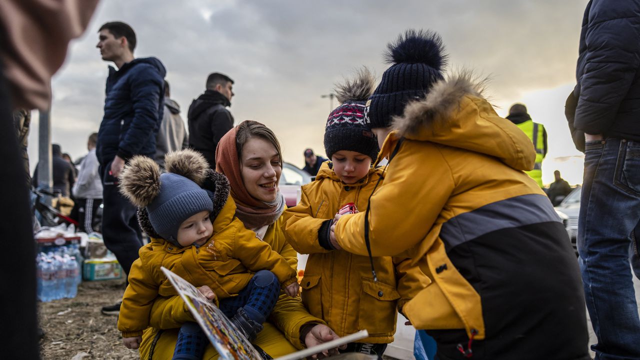 Refugiados ucranianos llegan desde el cruce fronterizo peatonal de Medyka, en Przemsyl, este de Polonia, el 26 de febrero de 2022, luego de la invasión rusa de Ucrania. - Ignorando las advertencias de Occidente, el presidente ruso, Vladimir Putin, desató una invasión a gran escala de Ucrania.