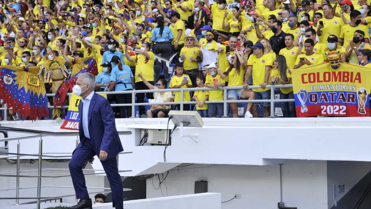BARRANQUILLA, COLOMBIA - OCTOBER 14: Head coach of Colombia Reinaldo Rueda enters the pitch prior to a match between Colombia and Ecuador as part of South American Qualifiers for Qatar 2022 at Estadio Metropolitano on October 14, 2021 in Barranquilla, Colombia. (Photo by Getty Images/Guillermo Legaria)