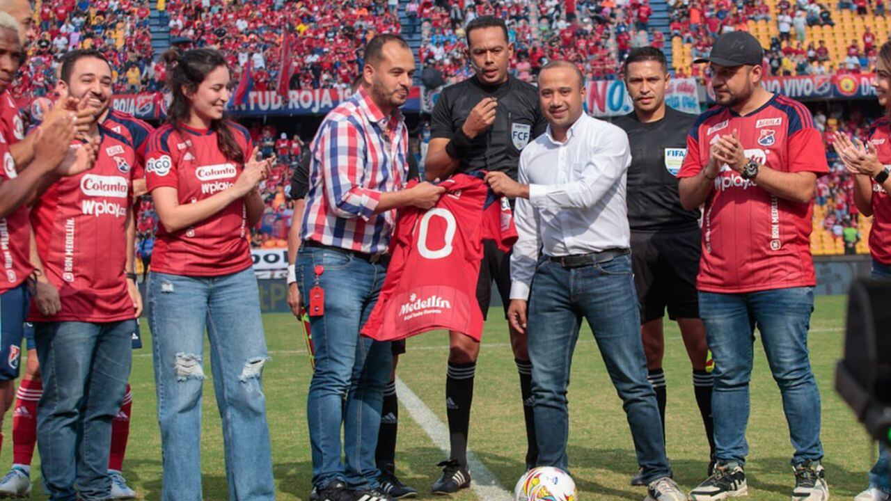 Secretario de Gobierno de Medellín, Juan Pablo Ramírez, abucheado en encuentro deportivo en el Atanasio Girardot.