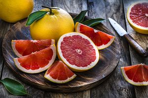 La toronja tiene un alto contenido de vitamina C que ayuda a fortalecer el sistema inmune.