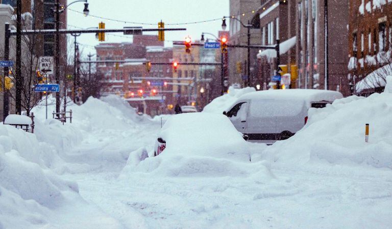 La ciudad de Buffalo en el estado de Nueva York, quedó prácticamente bajo la nieve