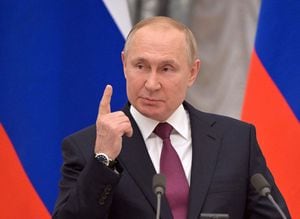 El presidente ruso, Vladimir Putin, habla durante una conferencia de prensa en Moscú, el 15 de febrero de 2022