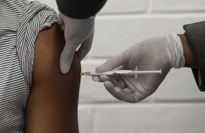Un voluntario en Sudáfrica recibe la dosis de una posible vacuna contra el covid-19.