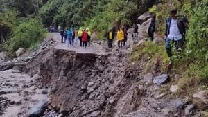 La carretera que conduce al municipio de Charta colapsó tras ser impactada por una corriente súbita.