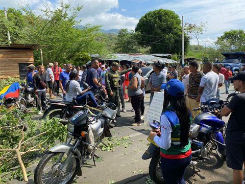 Comunidades de Loboguerrero bloquearon la vía a Buenaventura desde el miércoles 10 de mayo.