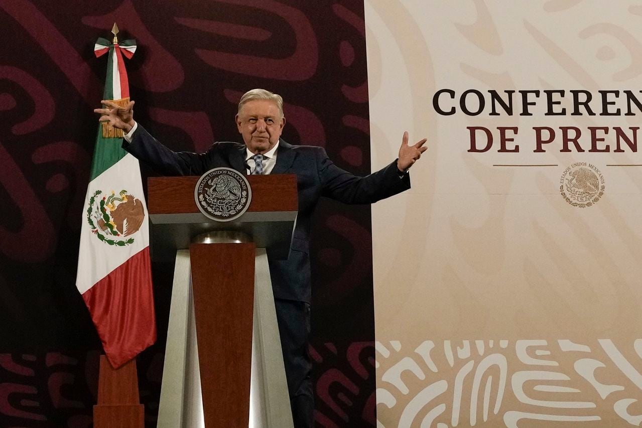 El presidente mexicano Andrés Manuel López Obrador da su conferencia de prensa matutina habitual en el Palacio Nacional de la Ciudad de México, el lunes 15 de abril de 2024.