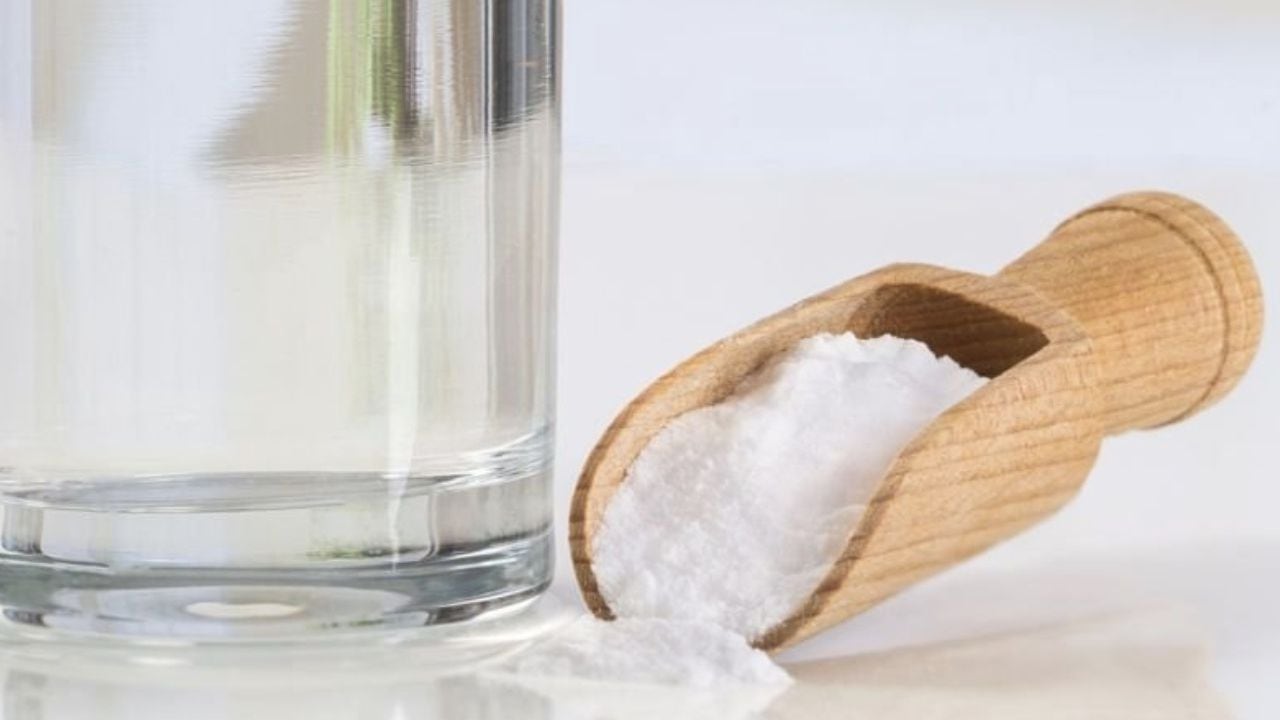 Algo tan sencillo como mezclar agua con sal, trae grandes beneficios para el cuidado del rostro