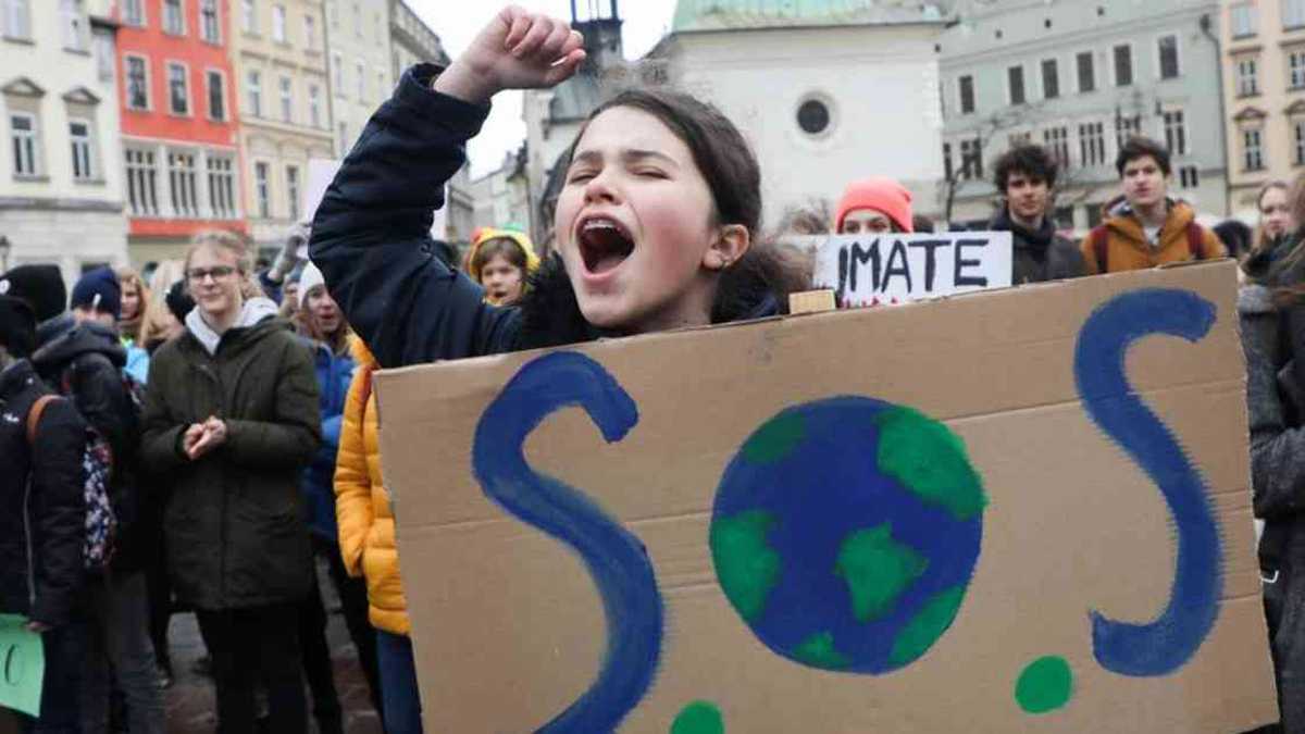 En los últimos cinco años los jóvenes han liderado la  exigencia a los gobiernos para implementen acciones que permitan mitigar el calentamiento global. Foto: DW. 