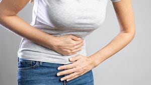 Mujer joven con dolor de estómago doloroso. Gastritis crónica. Calambres estomacales o menstruales. Concepto de hinchazón abdominal.