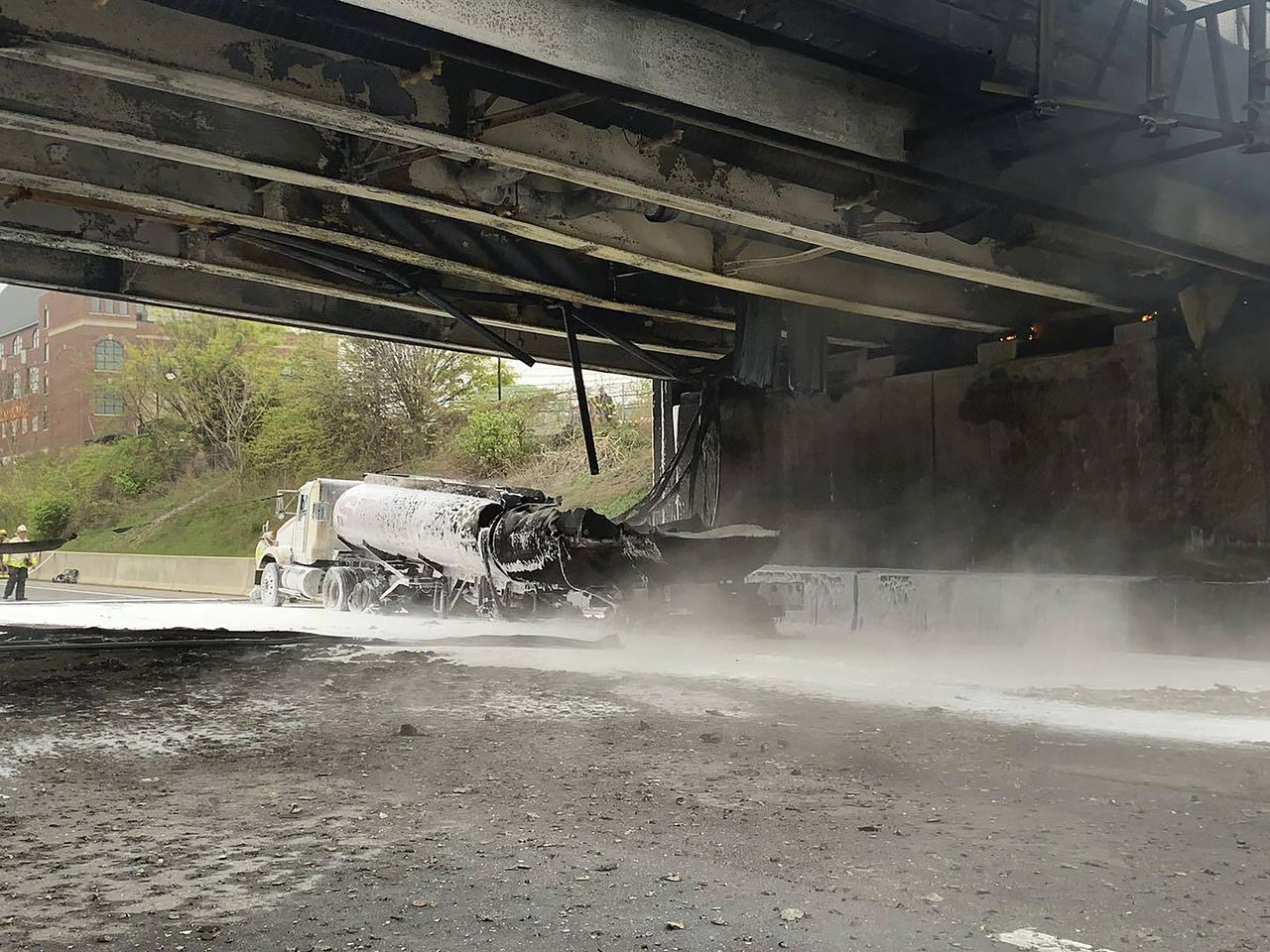 Esta imagen proporcionada por el Departamento de Policía de Norwalk muestra la escena del incendio de un camión cisterna en la I-95 en Norwalk, Connecticut, el jueves 2 de mayo de 2024.