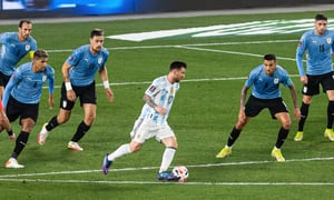 BUENOS AIRES, ARGENTINA - 2021/10/10: Lionel Messi (center) of Argentina seen in action during the FIFA World Cup 2022 Qatar qualifying match Between Argentina and Uruguay in Buenos Aires. (Final score; Argentina 3:0 Uruguay). (Photo by Getty Images/Manuel Cortina)