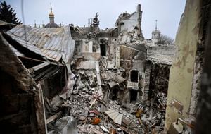 Esta imagen muestra el teatro dramático Mariúpol parcialmente destruido, bombardeado el 16 de marzo pasado
