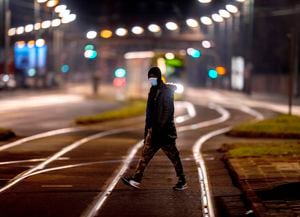 Una persona con mascarilla antiCOVID camina cerca de rieles en Fráncfort, Alemania, el 26 de diciembre del 2021. (AP foto/Michael Probst)