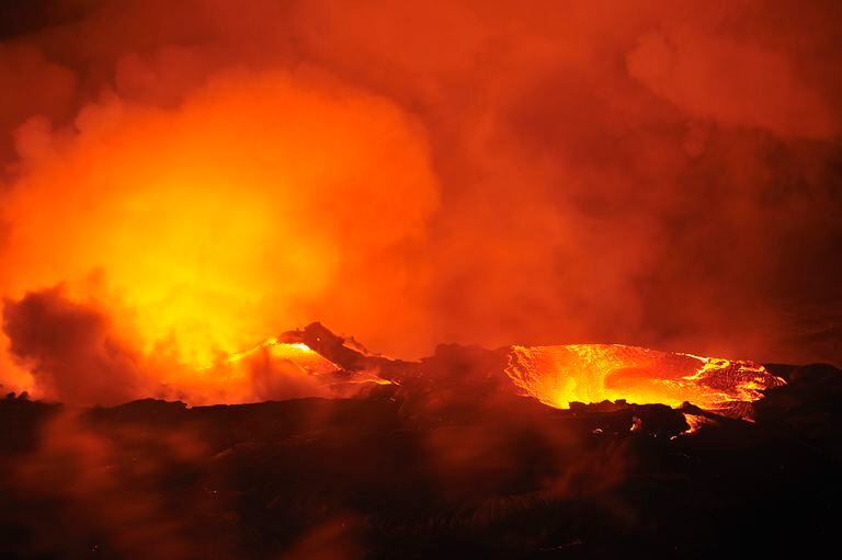 Río de lava ardiente tras una erupción volcánica.