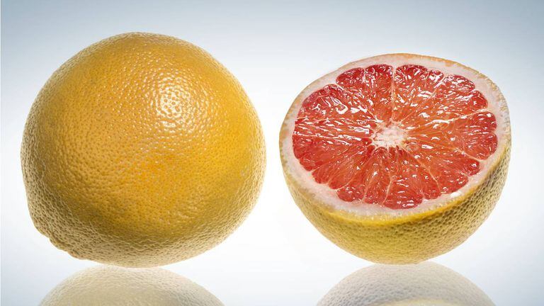 El pomelo se caracteriza por tener menos calorías que otros cítricos. Foto: Getty images.