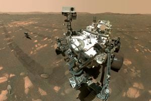 Archivo: Fotografía difundida por la NASA de la sonda marciana Perseverance (al frente), junto al helicóptero Ingenuity (a la izquierda). (NASA/JPL-Caltech/MSSS vía AP)