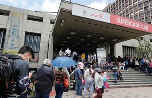 Capitalinos hacen largas filas  para ingresar al Supercade y completar el pago impuestos de Bogotá