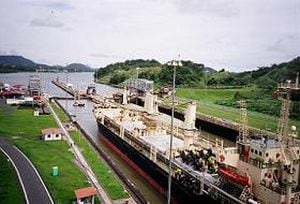 Vista del Canal de Panamá y de las cristalinas aguas de San Blas.