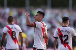 MADRID, SPAIN - SEPTEMBER 26: Radamel Falcao of Rayo Vallecano de Madrid celebrates scoring their second goal during the LaLiga Santander match between Rayo Vallecano and Cadiz CF at Campo de Futbol de Vallecas on September 26, 2021 in Madrid, Spain. (Photo by Gonzalo Arroyo Moreno/Getty Images)