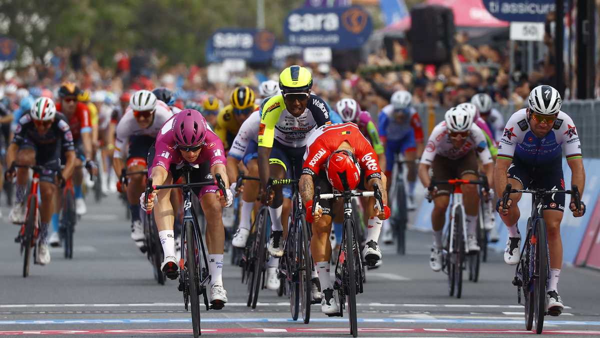 Team Groupama-FDJ's French rider Arnaud Demare (L) crosses the finish line to win ahead of Team Lotto's Australian rider Caleb Ewan (C) the 6th stage of the Giro d'Italia 2022 cycling race, 192 kilometers between Palmi and Scalea, Calabria, on May 12, 2022. (Photo by Luca Bettini / AFP)