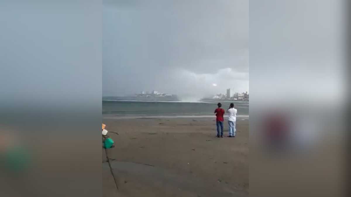 Tromba marina generó pánico en una playa de México