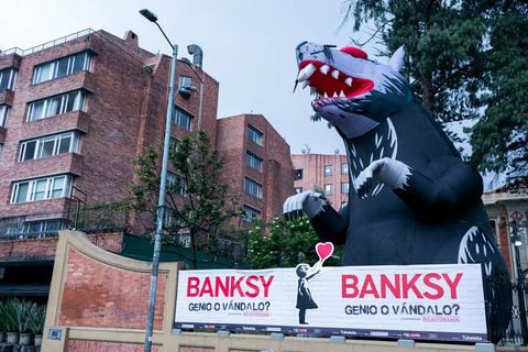 El artista, grafitero anónimo y más famoso del mundo barre Bogotá: ¿Banksy llegó para quedarse? Foto: David Micolta / Suministrada a SEMANA por exposición 'Banksy: ¿genio o vándalo?'.