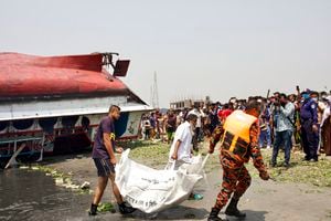 Al menos 26 muertos por el naufragio de un ferry en Bangladesh
