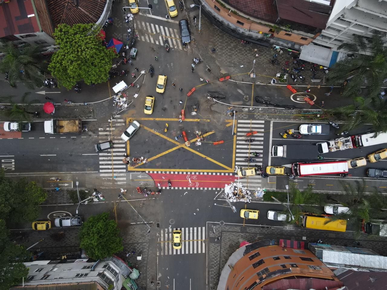 Tierra se tragó una parte de la vía en Medellín; autoridades culpan a las lluvias