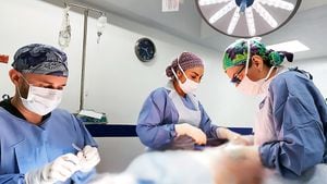 Los cirujanos plásticos Luis G. Figueroa e Isabel Uribe en un procedimiento médico.