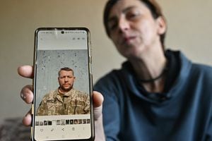 Svitlana Povar muestra una foto de su esposo Semen Povar, fallecido en combate.