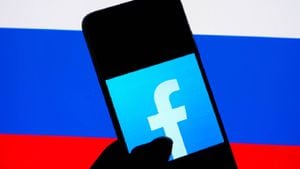 Facebook confirmó que aceptará comentarios en la red social como "muerte a los invasores rusos". Foto: ilustración Avishek Das/SOPA Images/LightRocket via Getty Images.