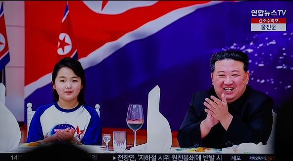 Kim Jong-un su hija. Aunque los medios oficiales norcoreanos no se han dirigido a la menor por su nombre, la inteligencia surcoreana sostiene que se llama Kim Ju Ae.